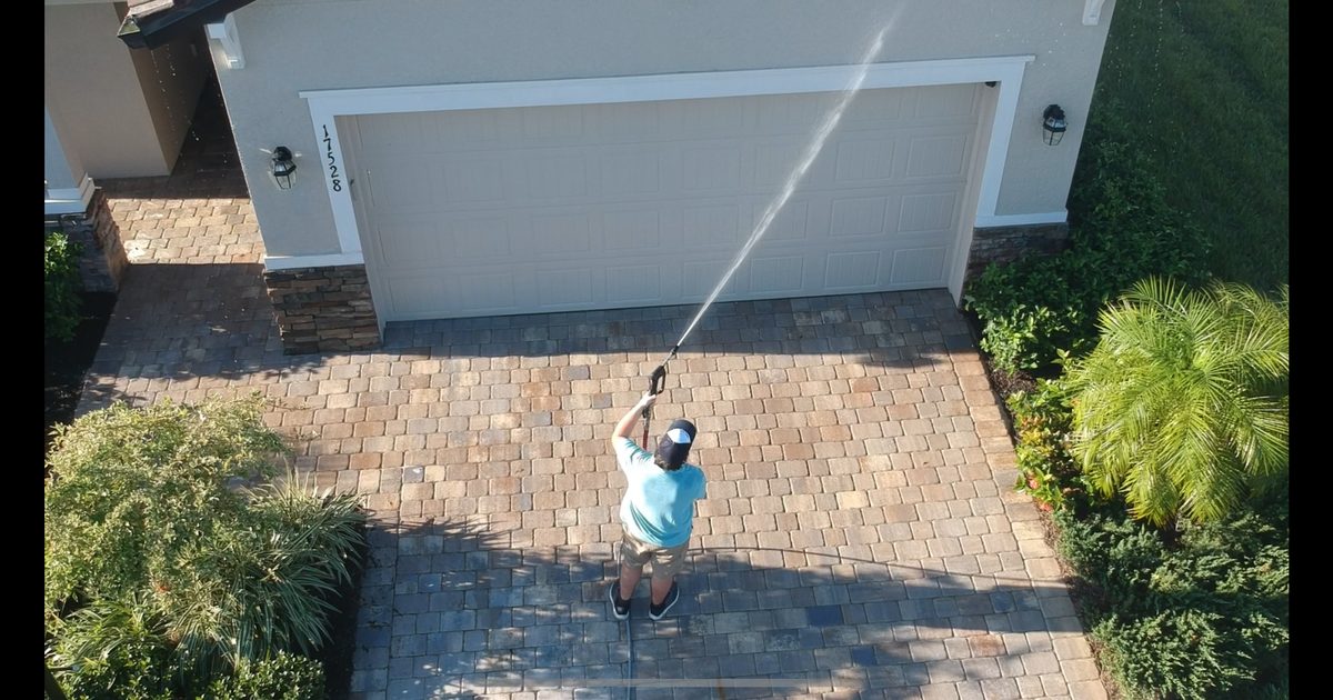 Clean Bradenton home and brilliant white driveway after soft washing and pressure washing